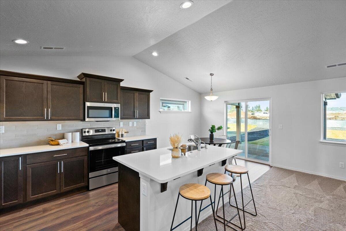 Photo of 688 NW Xavier Avenue 10 of 15