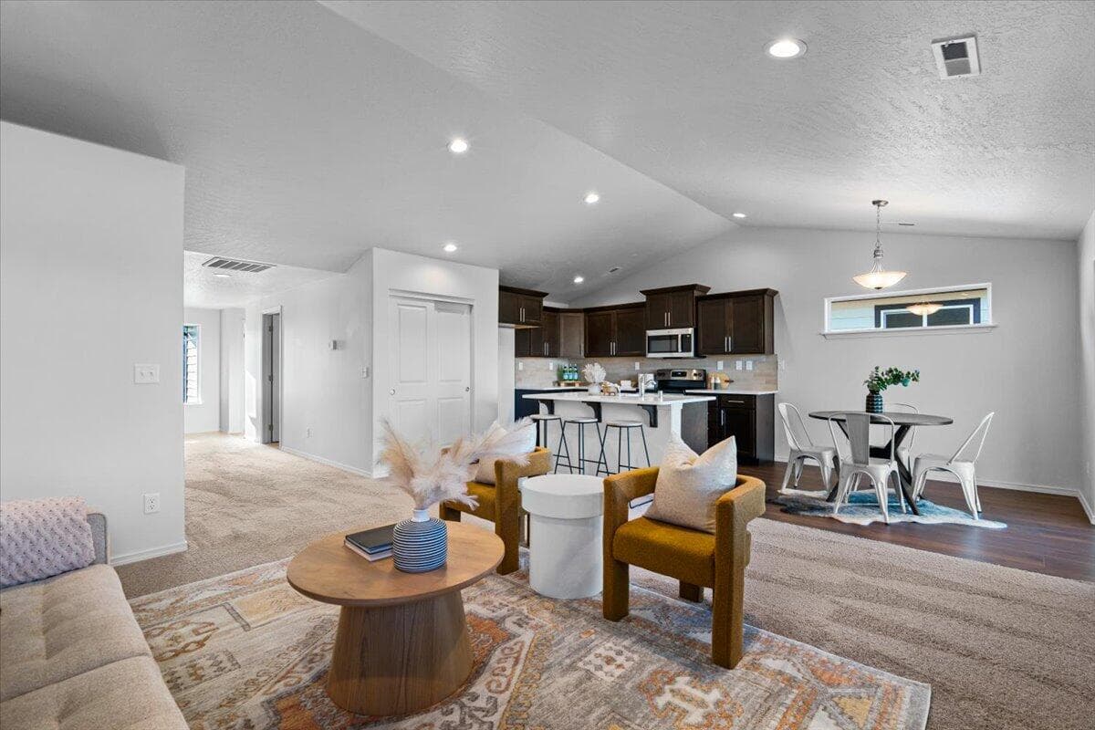 Photo of 688 NW Xavier Avenue 11 of 15