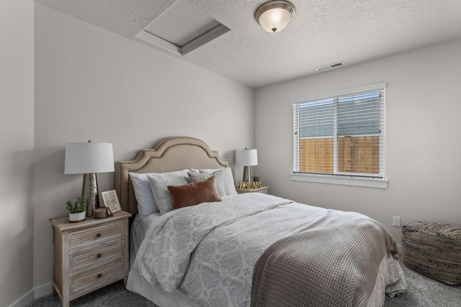 Photo of 676 NW Xavier Avenue 8 of 12