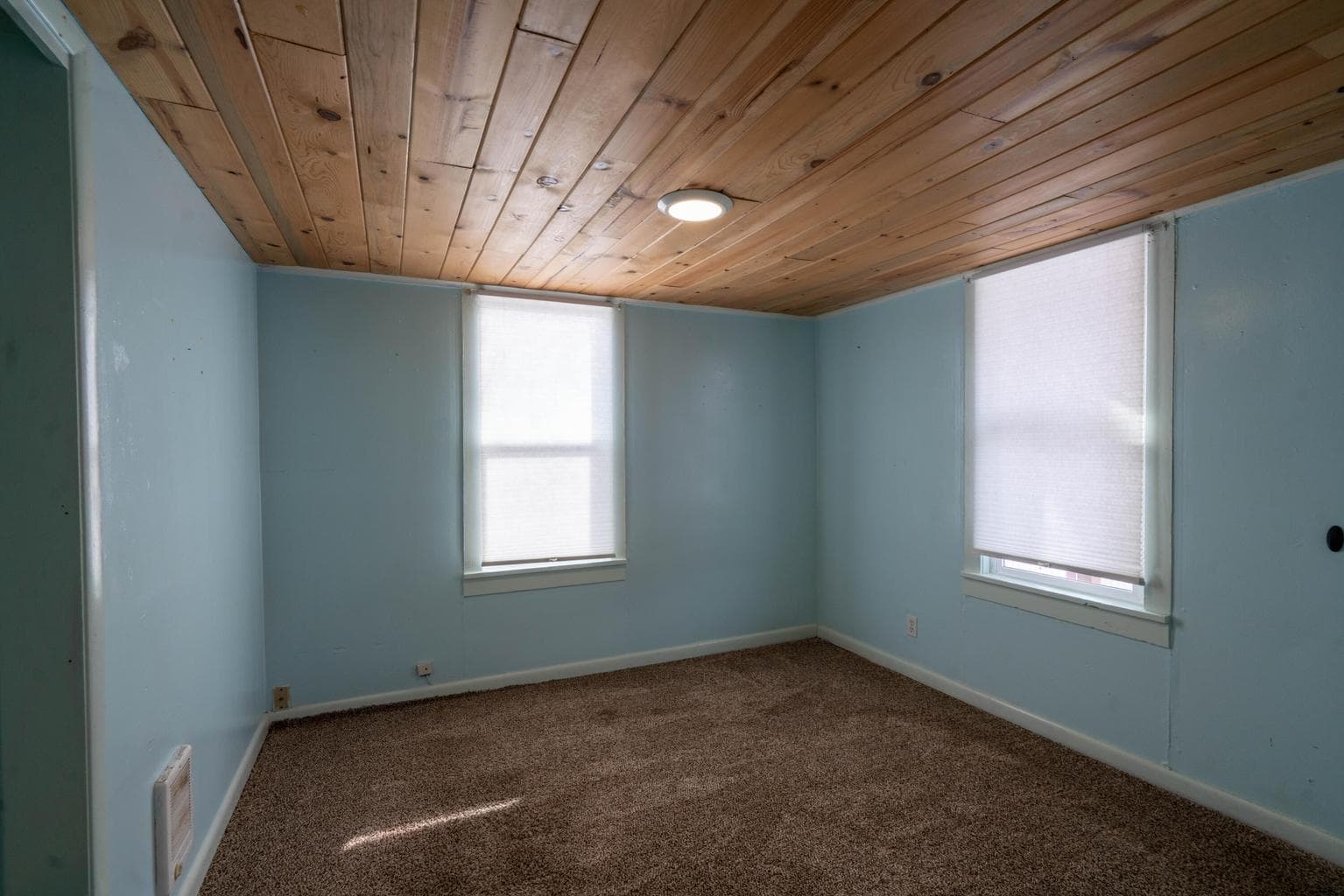 Photo of 725 NW Beaver Street 14 of 40