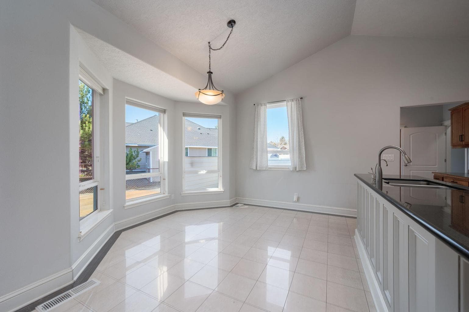 Photo of 4305 SW Callaway Court 10 of 50