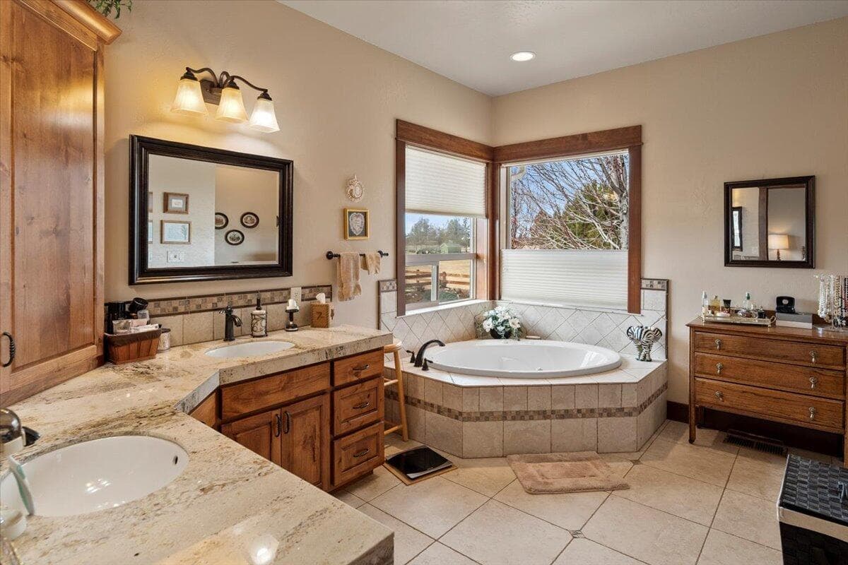 Double vanity & jetted tub