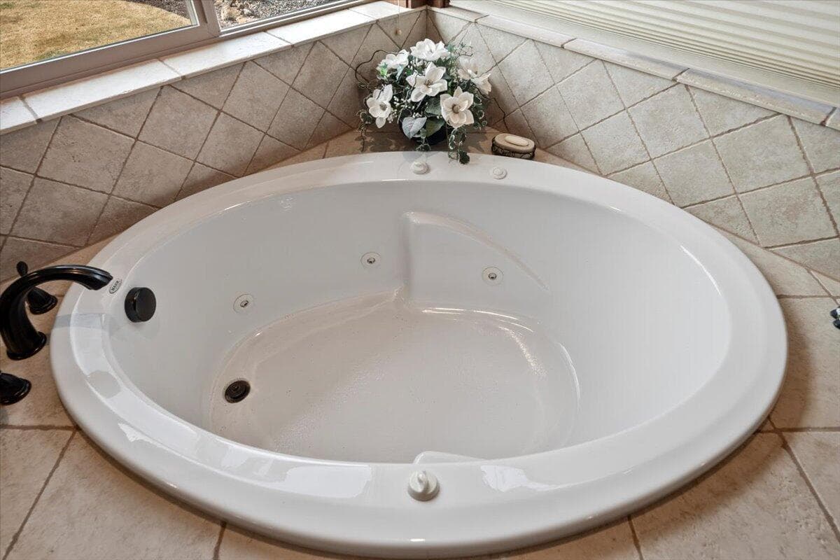 Jetted tub