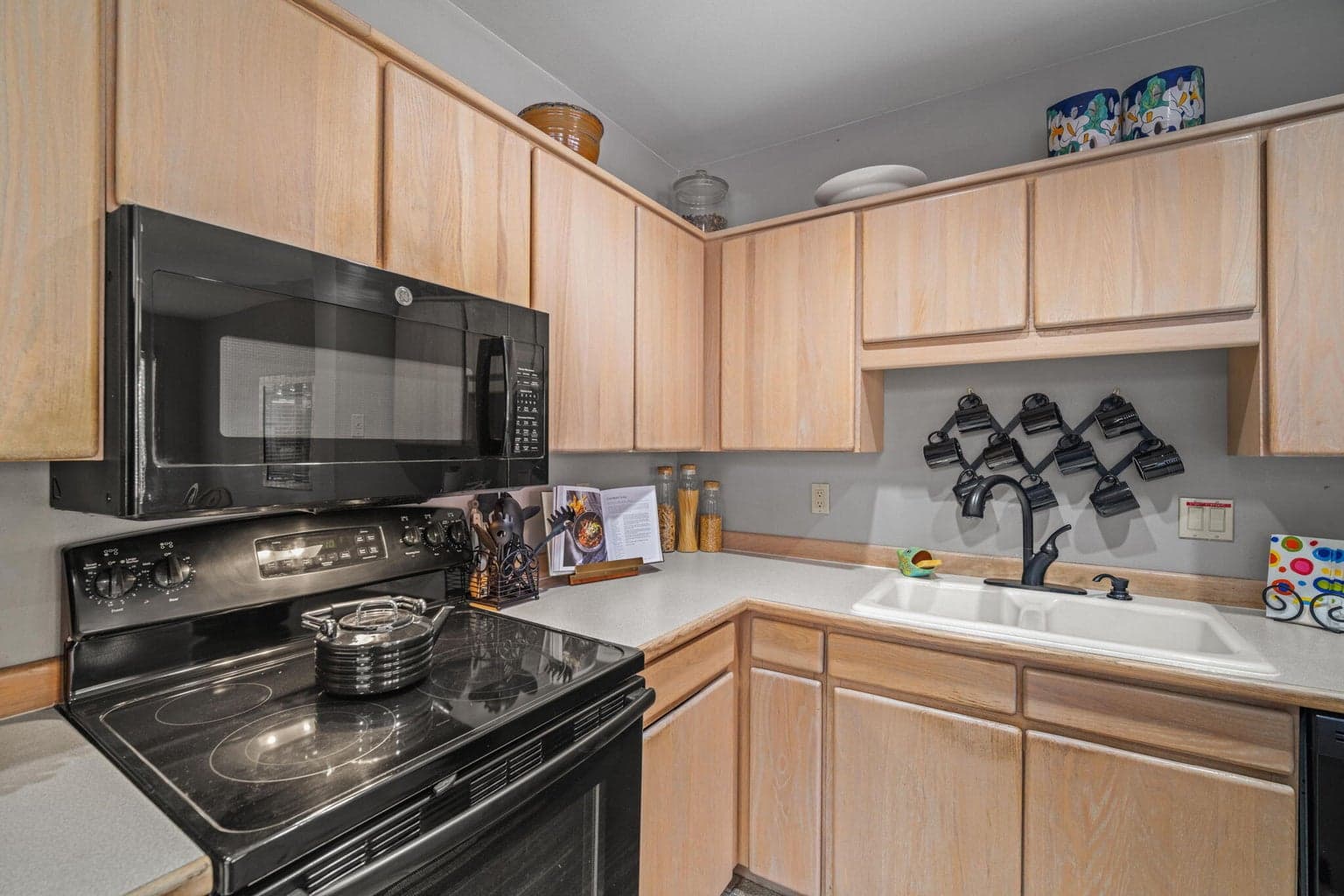 Lots of storage int he upper and lower cabinets