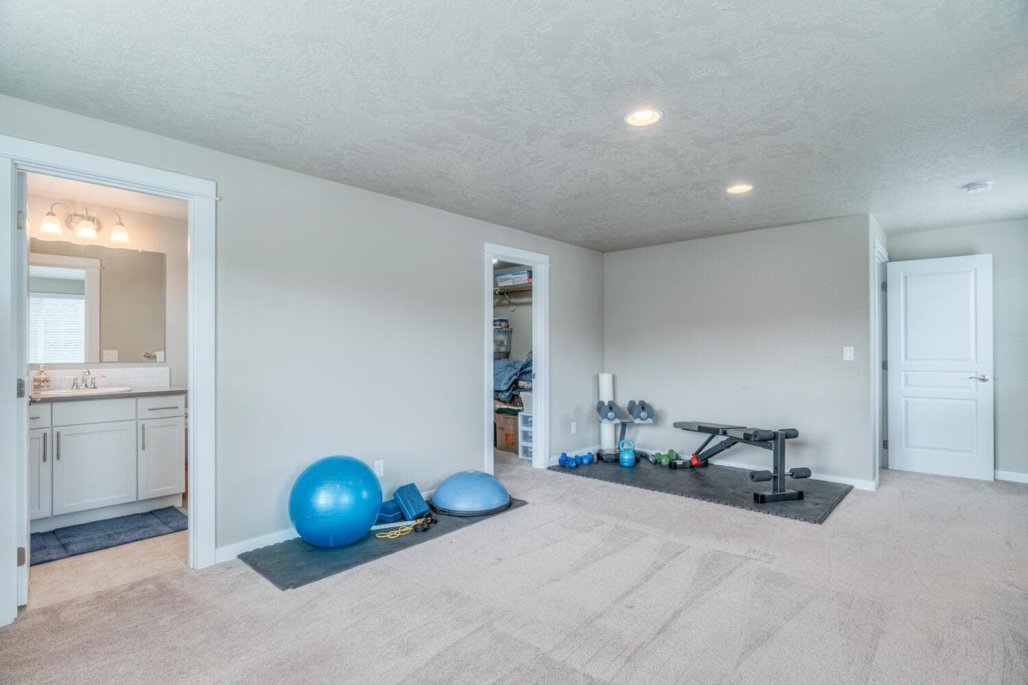 Bonus Rm with full bath and walk-in closet