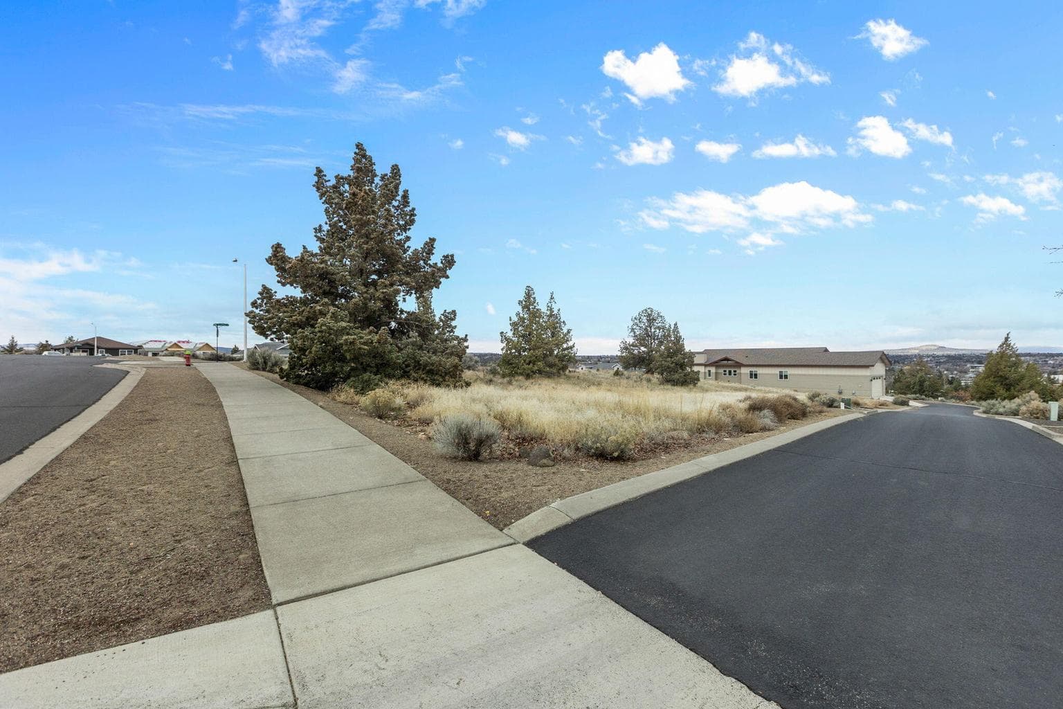 Broad shot capturing the overall feel of the parcel and surroundings.