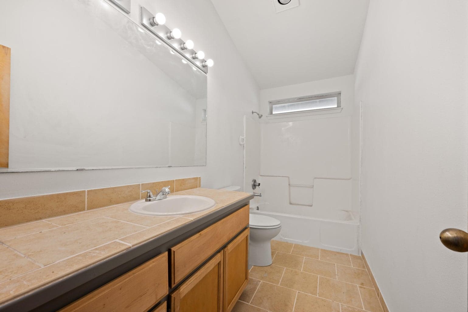 Photo of 156 NE 9th Street 16 of 26
