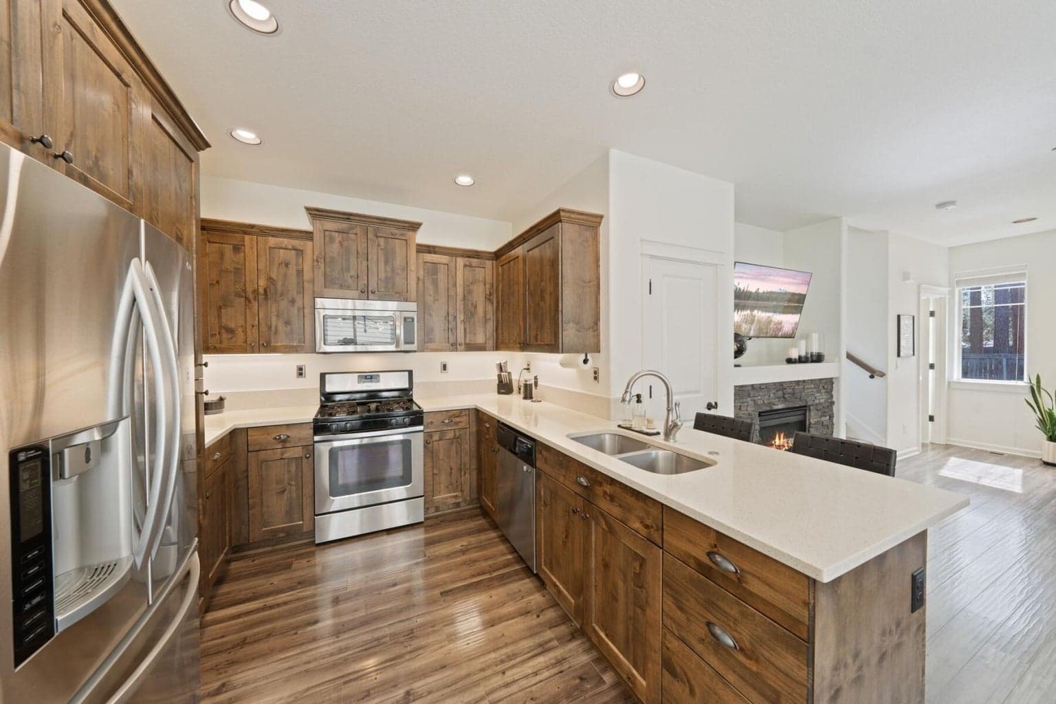 Modern Kitchen: Under-cabinet lighting, ample storage, and sleek design perfect for cooking and entertaining.