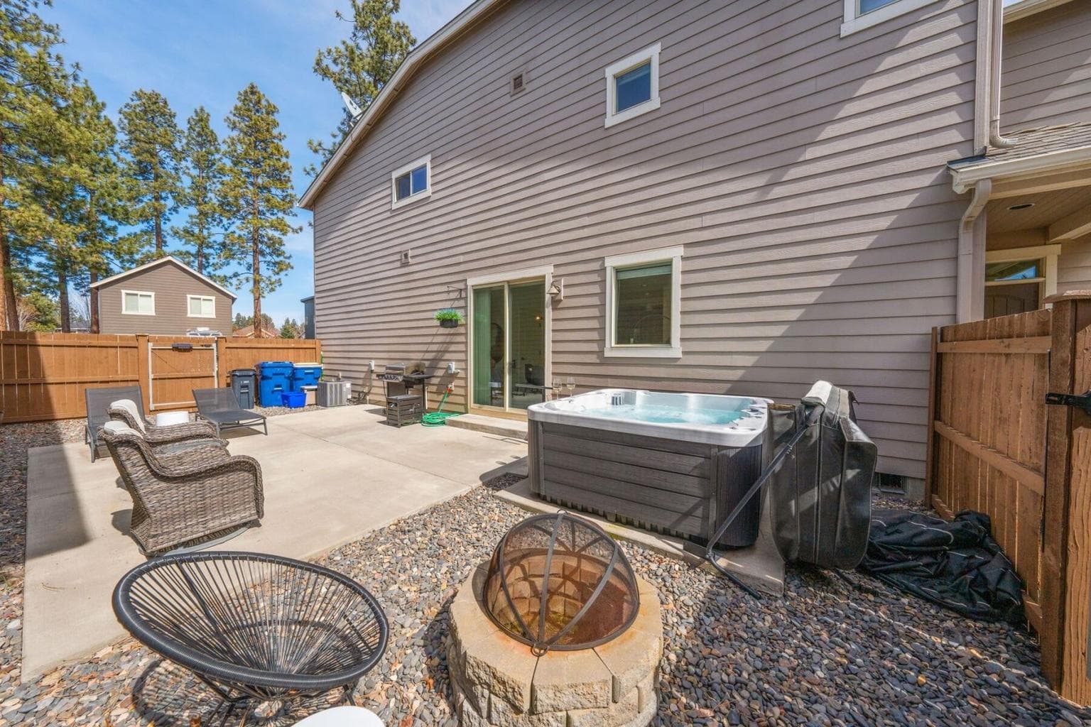 Private Courtyard: Brand new Jacuzzi for relaxation in your own private outdoor retreat.