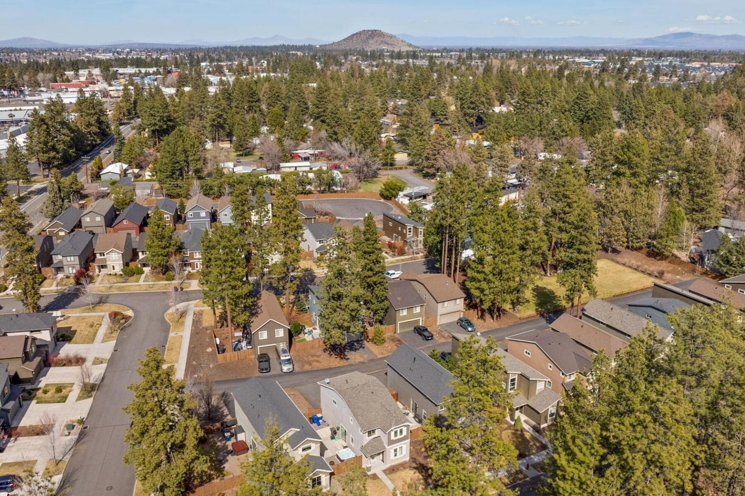 Proximity to Amenities: Just a short walk to local shops, restaurants, and cafes.