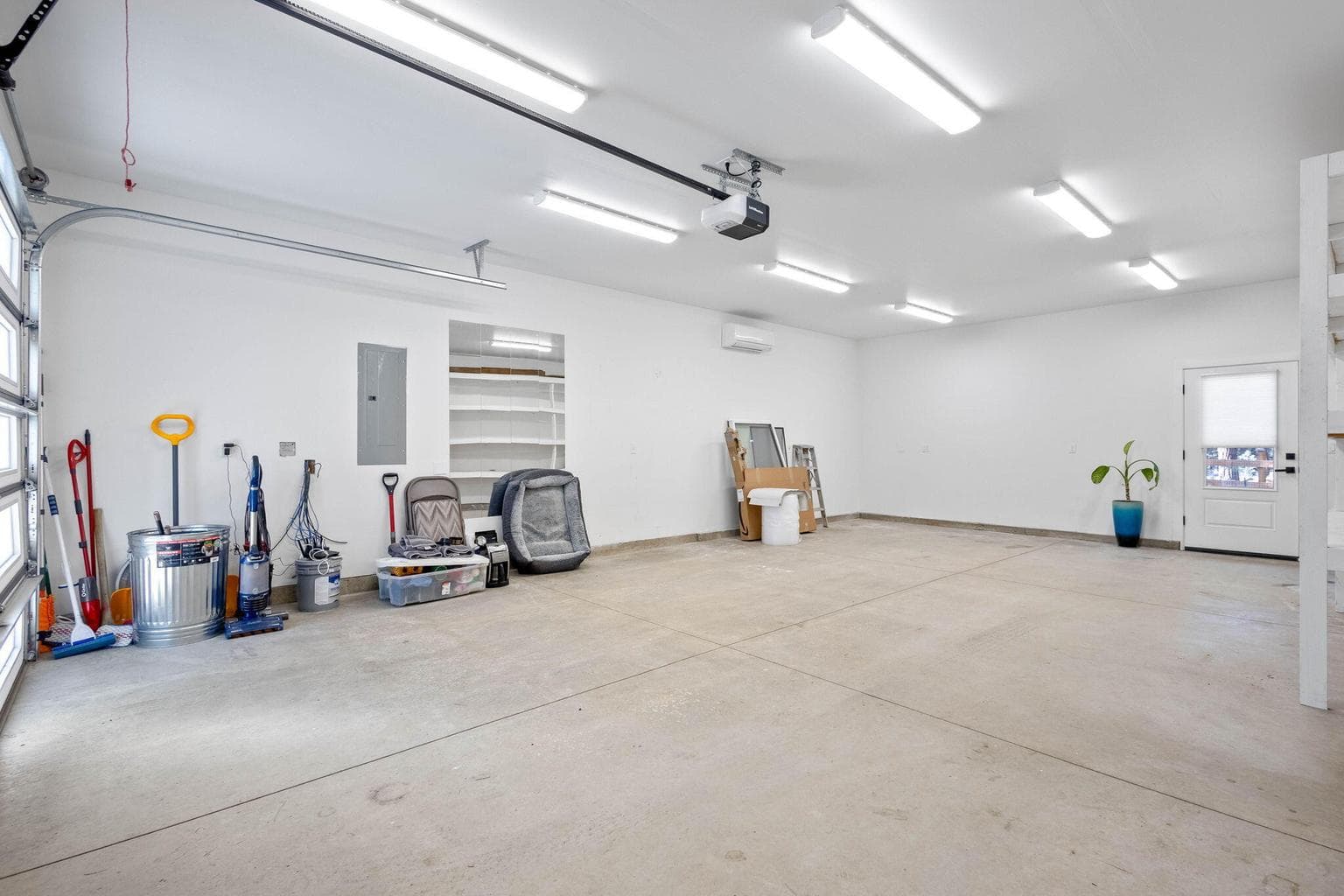 HEATED Garage