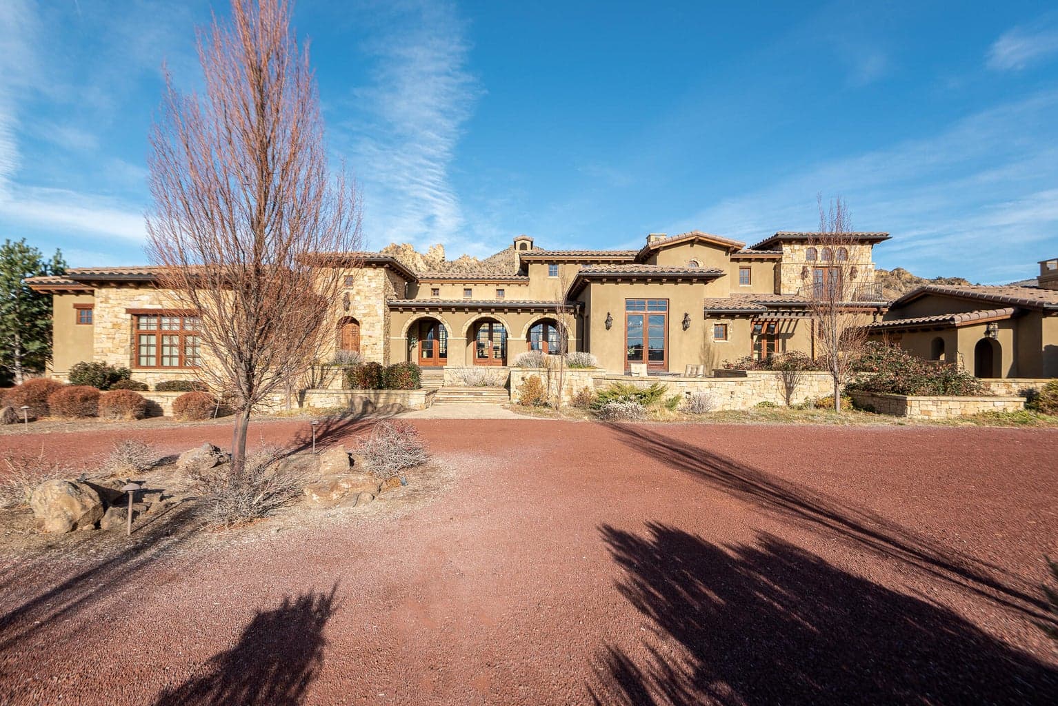 Spacious driveway with ample parking space.