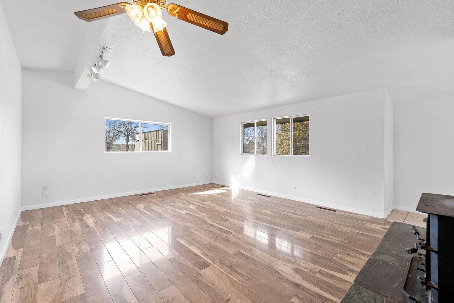 Photo of 76 SE Hoff Lane 6 of 40