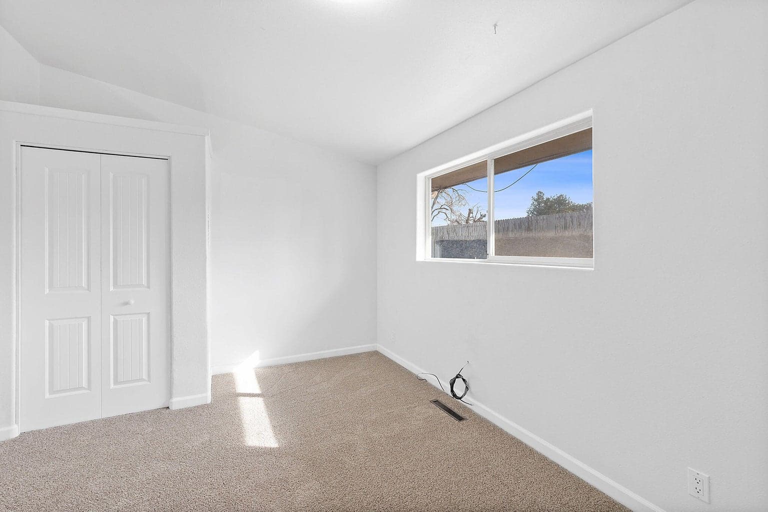 Photo of 76 SE Hoff Lane 14 of 40