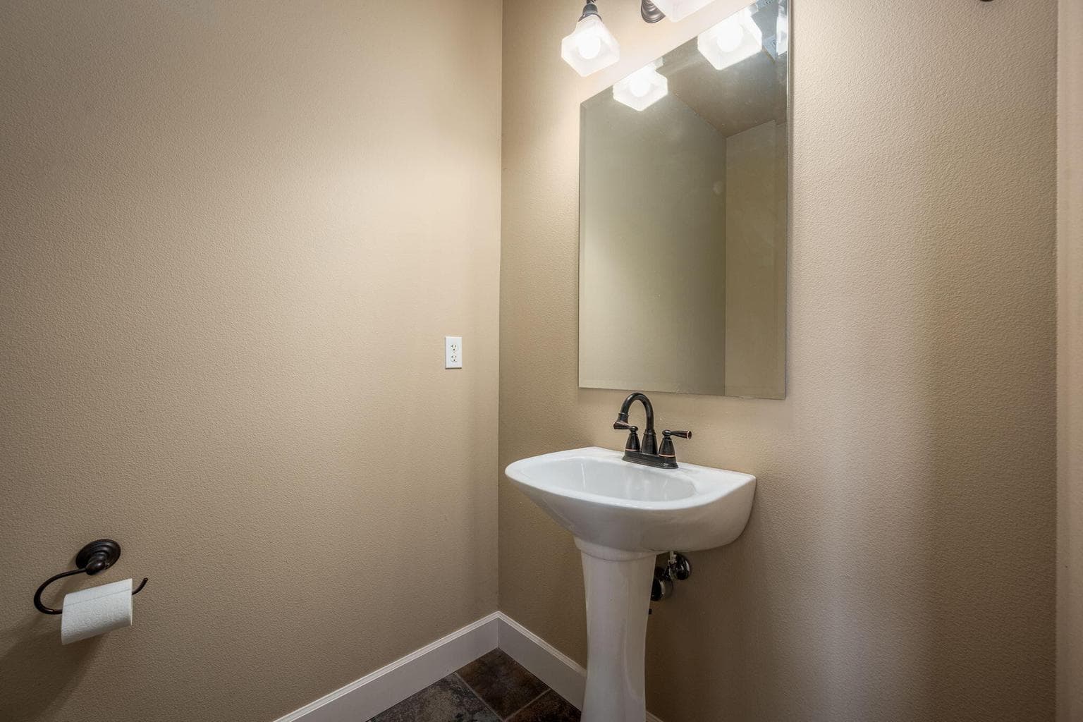 Photo of 1290 NE Carson Street 32 of 49