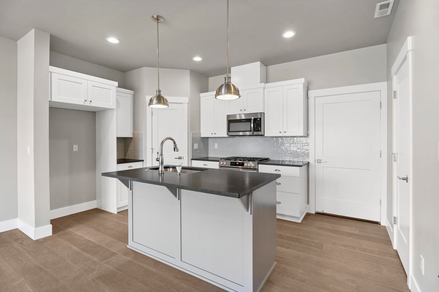 Photo of 4275 SW 39th Street 7 of 20