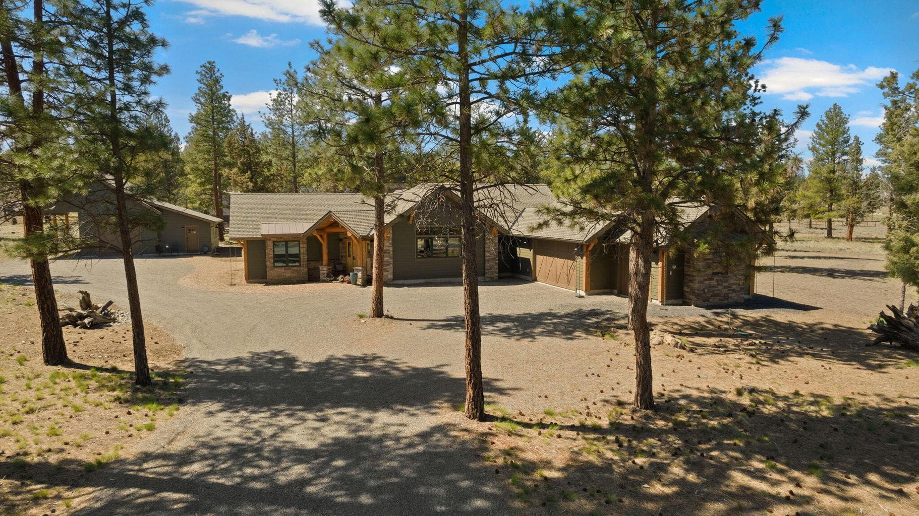 Welcome to 71063 Longhorn Drive, Sisters, OR 97759- located just minutes from downtown Sisters!