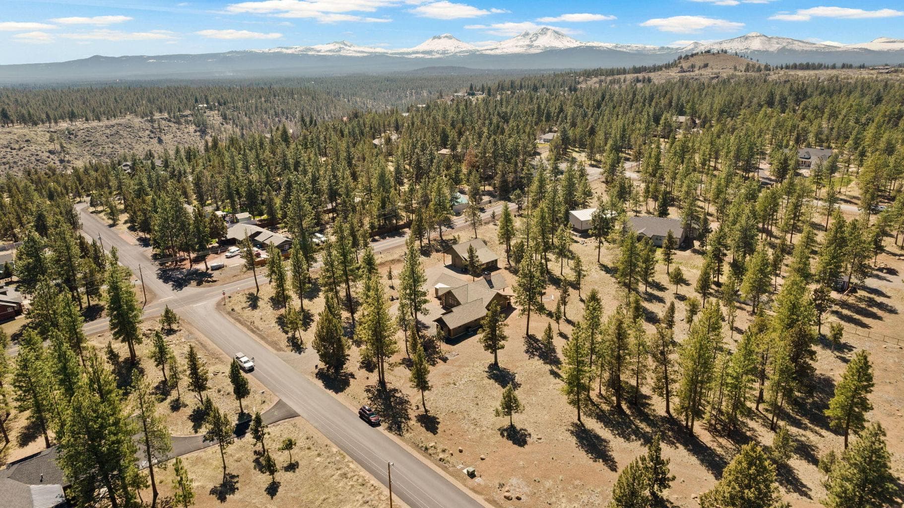 Welcome to 71063 Longhorn Drive, Sisters, OR 97759- located just minutes from downtown Sisters!