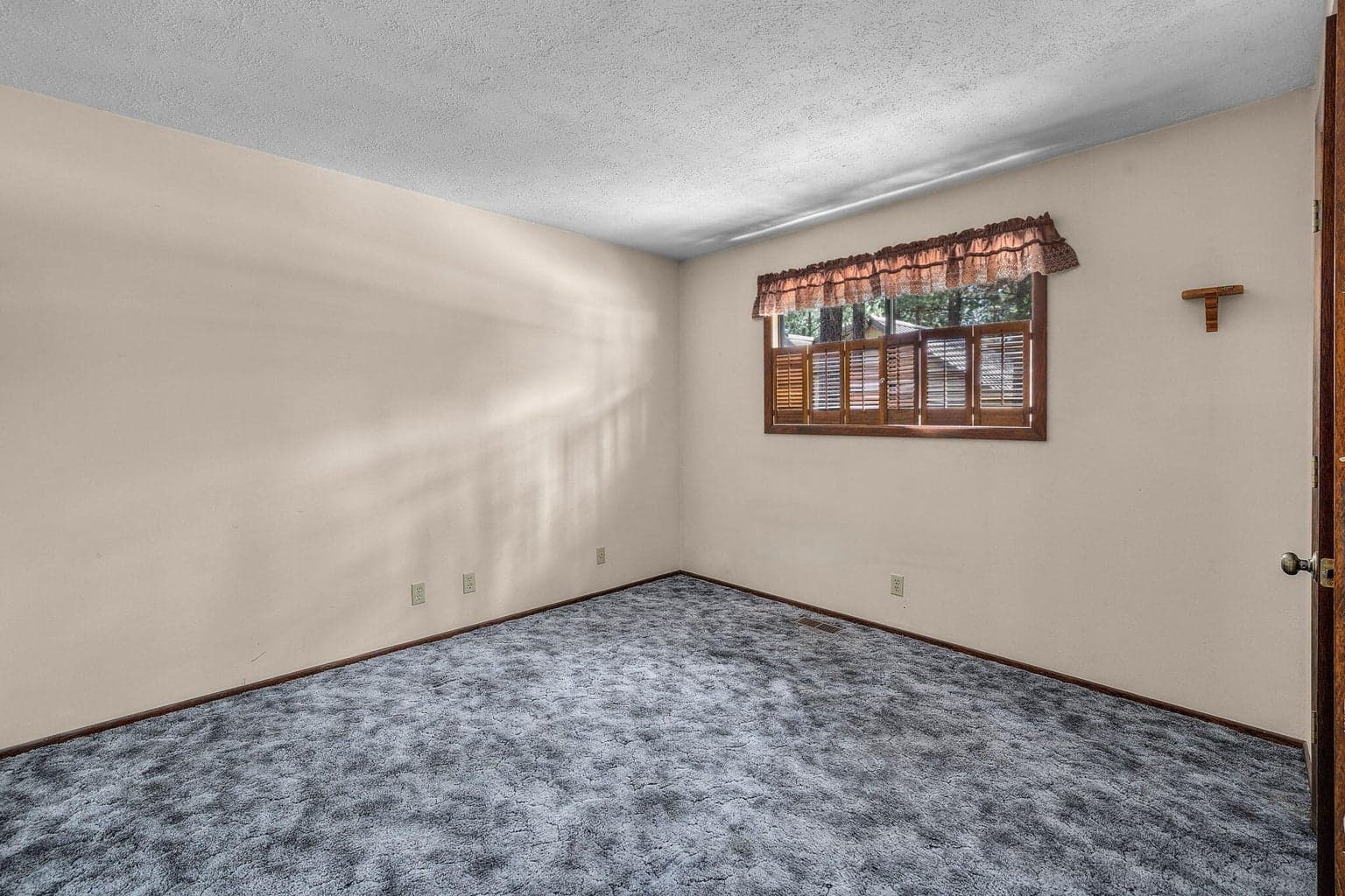Bdrm w/walk in closet