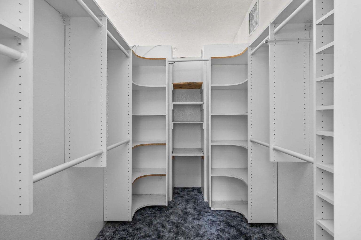Large walk in closet in 2nd Bath