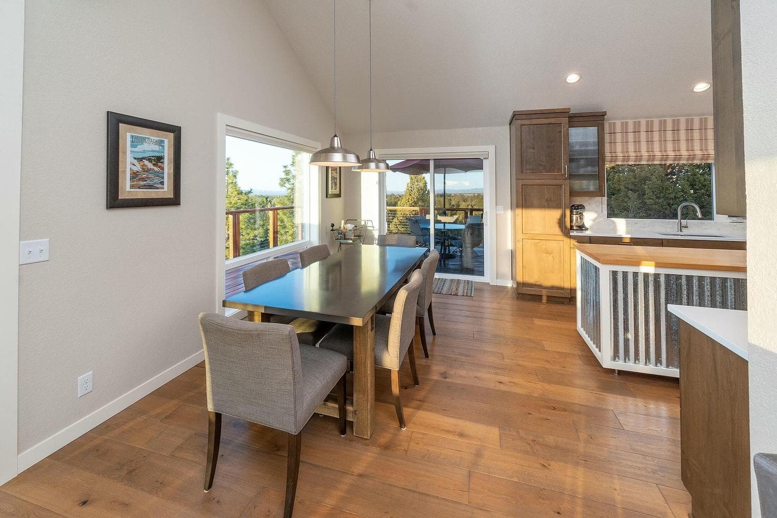 Comfortable open-plan layout perfect for elegant dinners or casual gatherings.