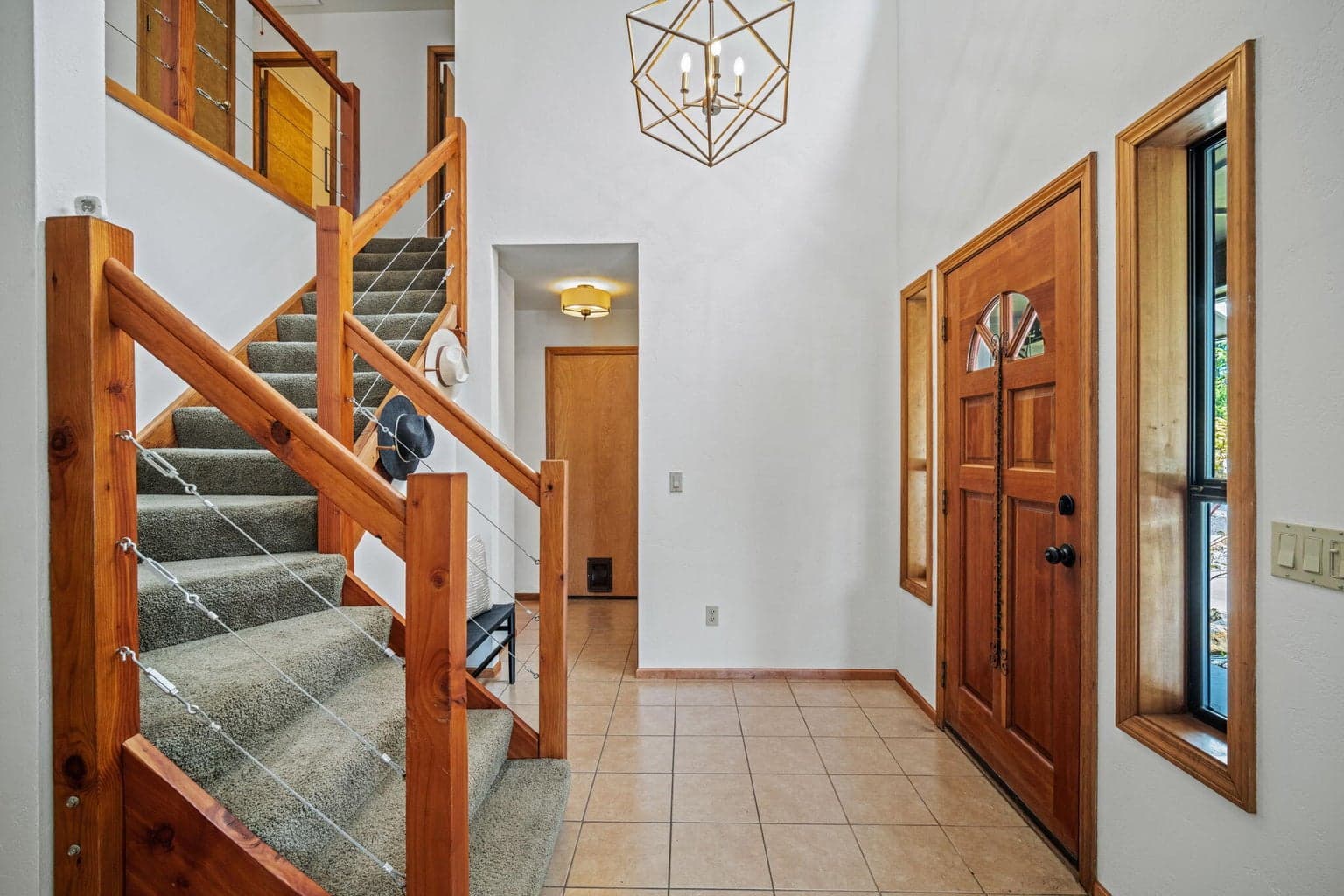 Spacious entry the clean of tile floors