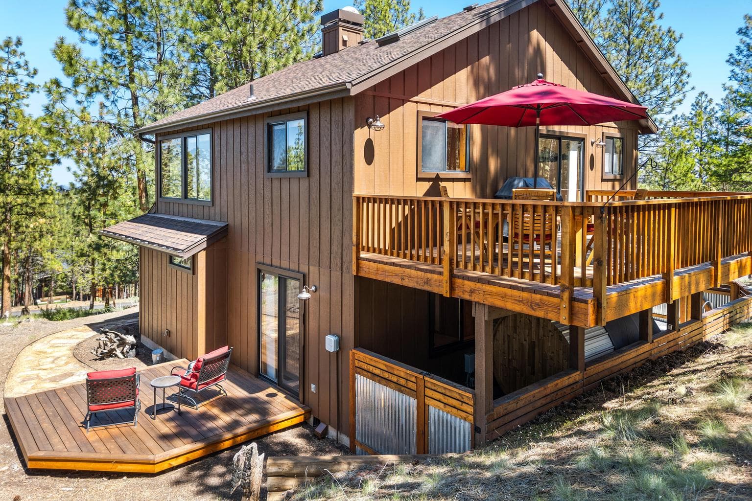 Cedar deck off kitchen/dining area