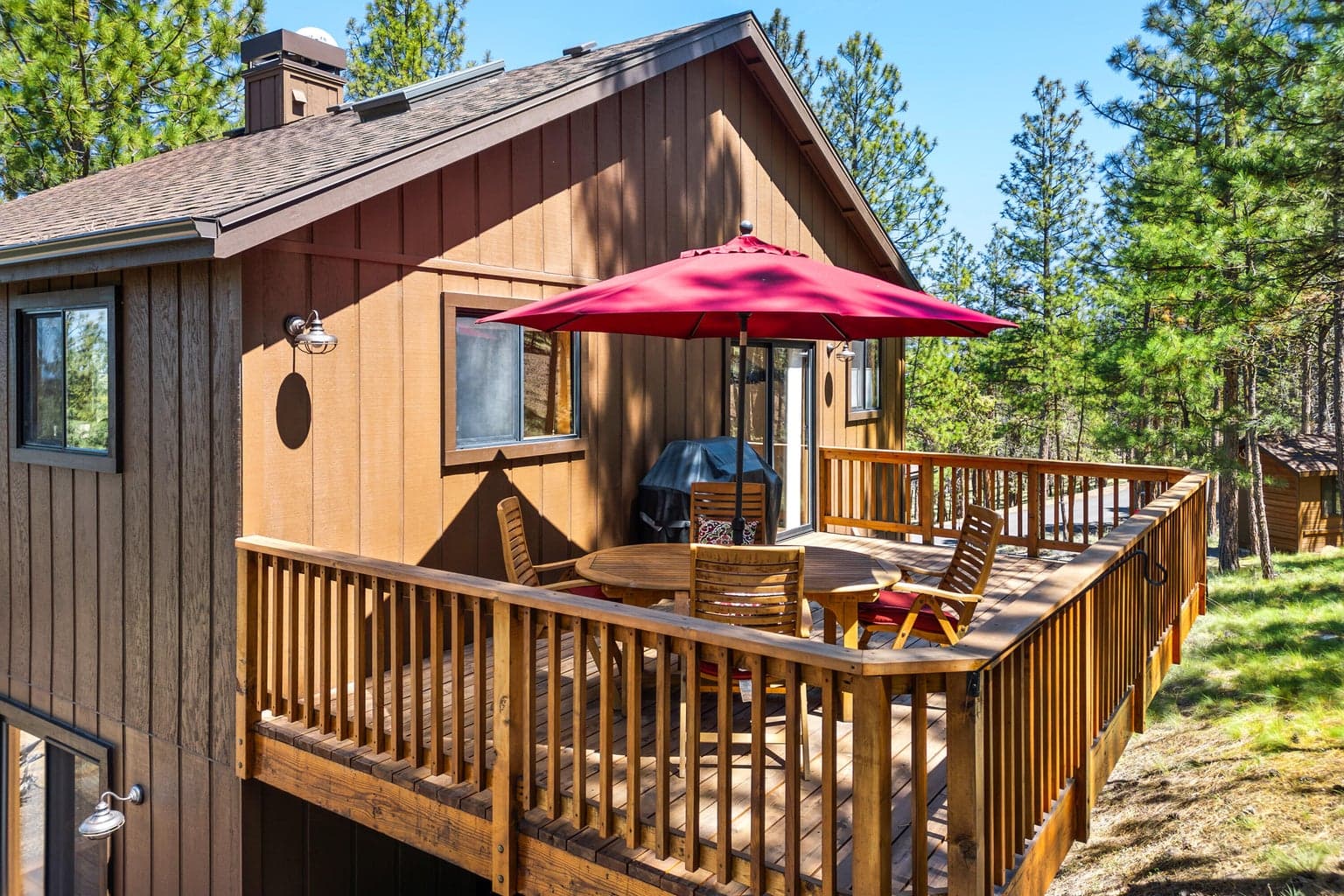 Cedar deck off kitchen/dining area