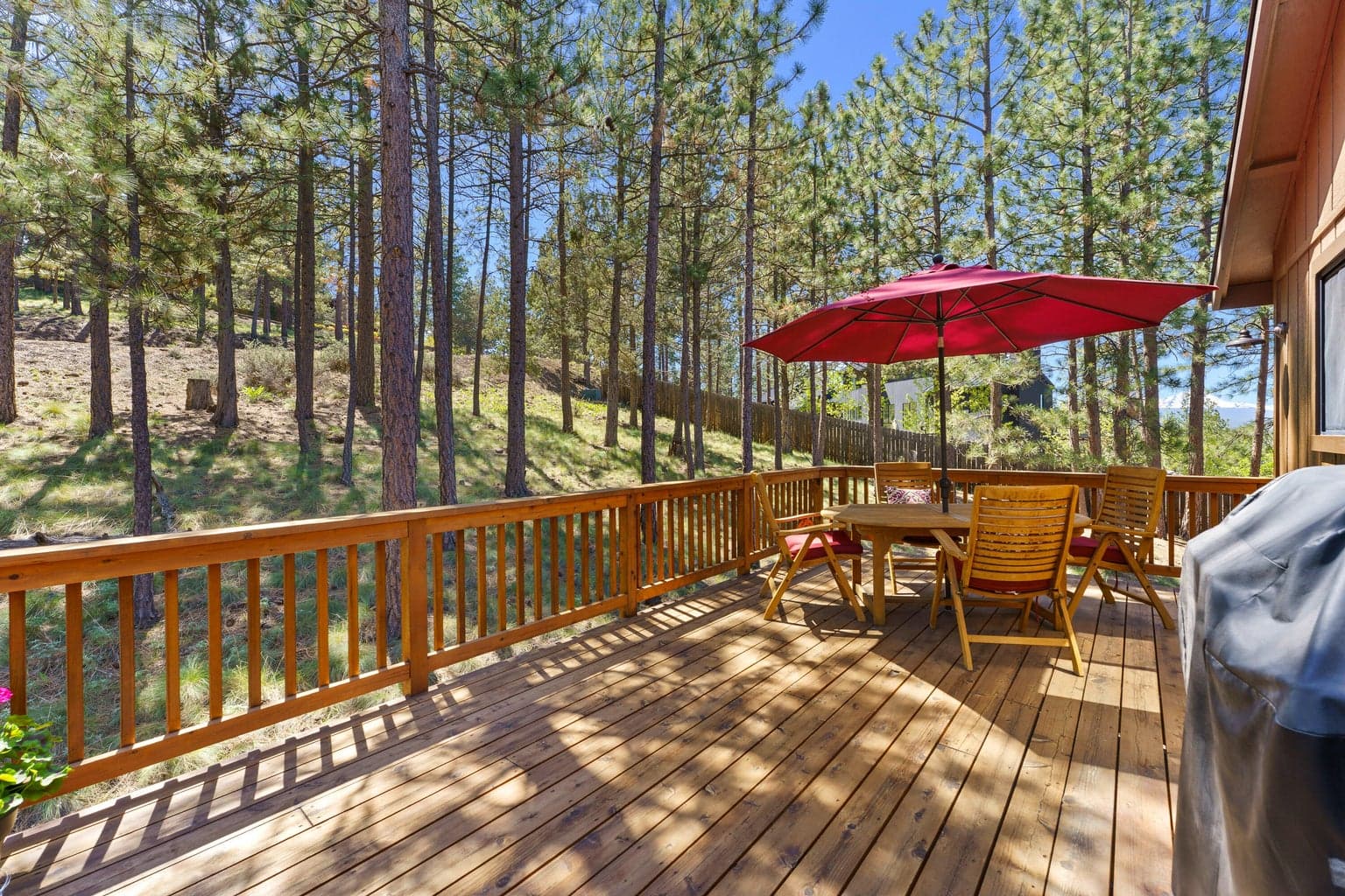 Cedar deck off kitchen/dining area