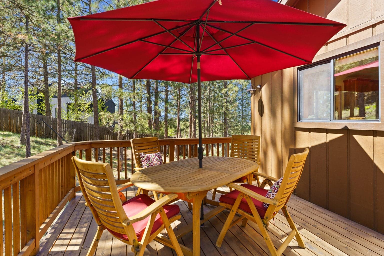 Cedar deck off kitchen/dining area