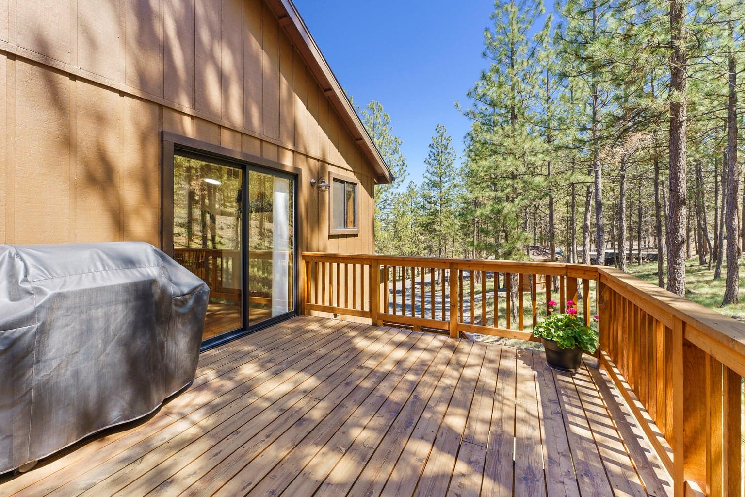 Cedar deck off kitchen/dining area