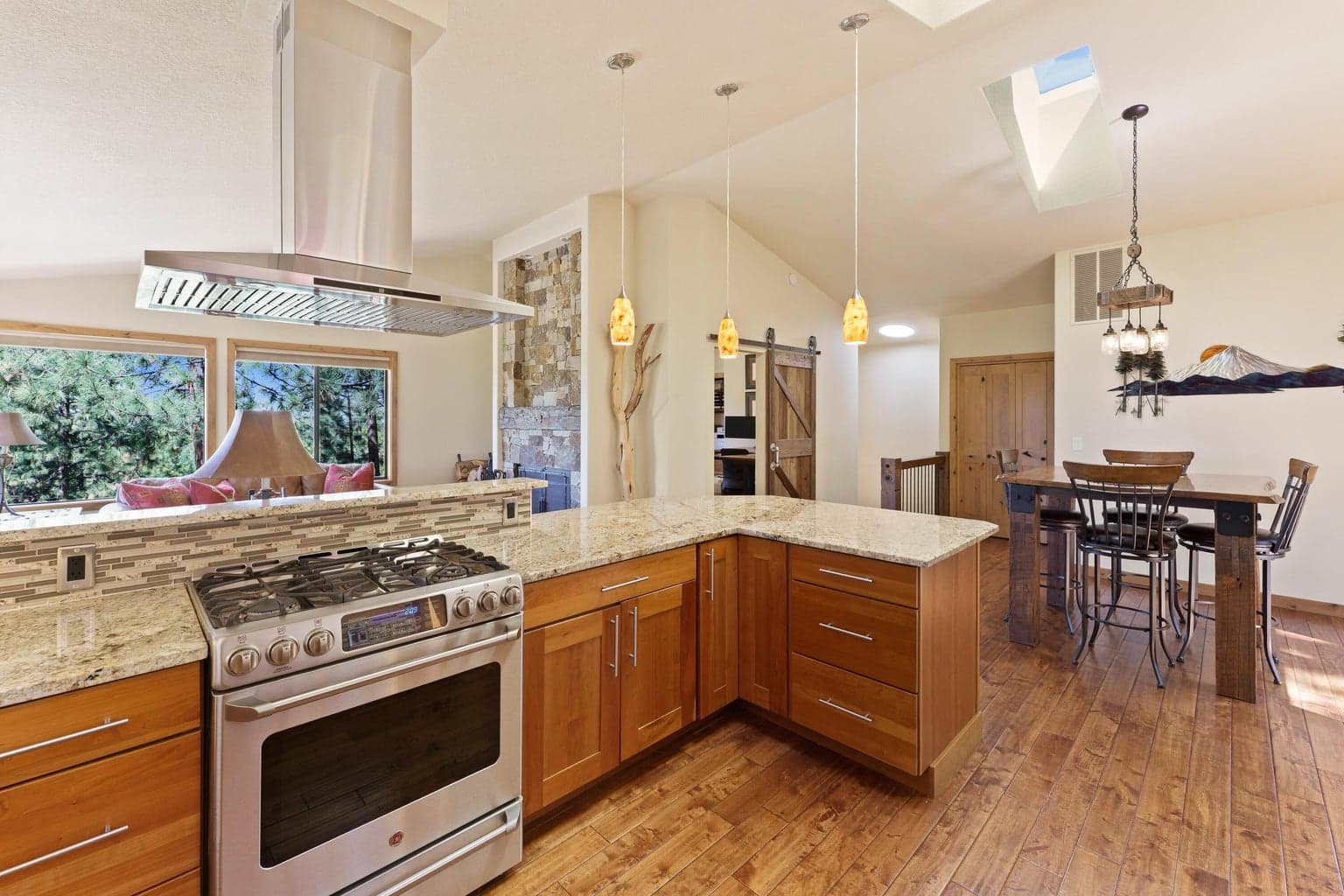Kitchen (upper level)