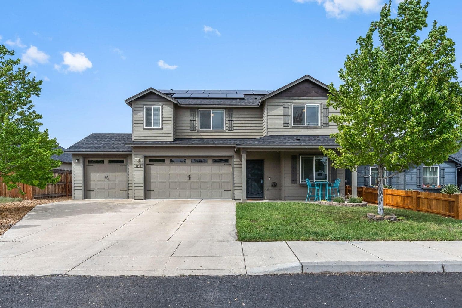 Large driveway with lots of space