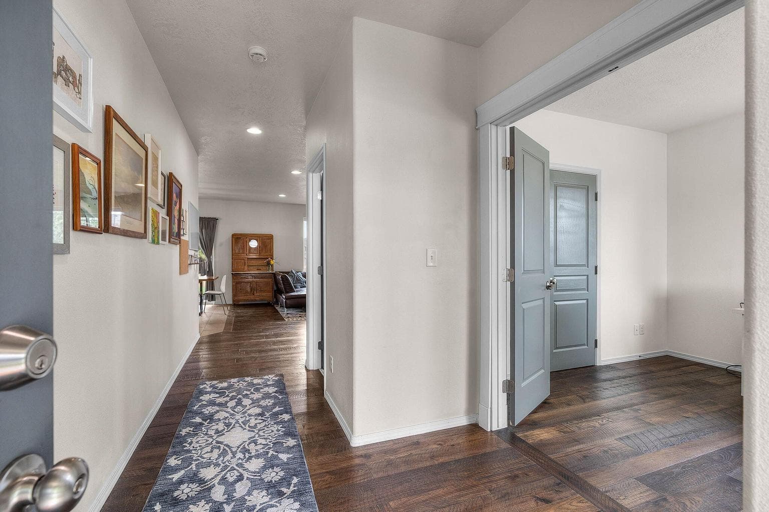 Open entry to light and bright office/bedroom