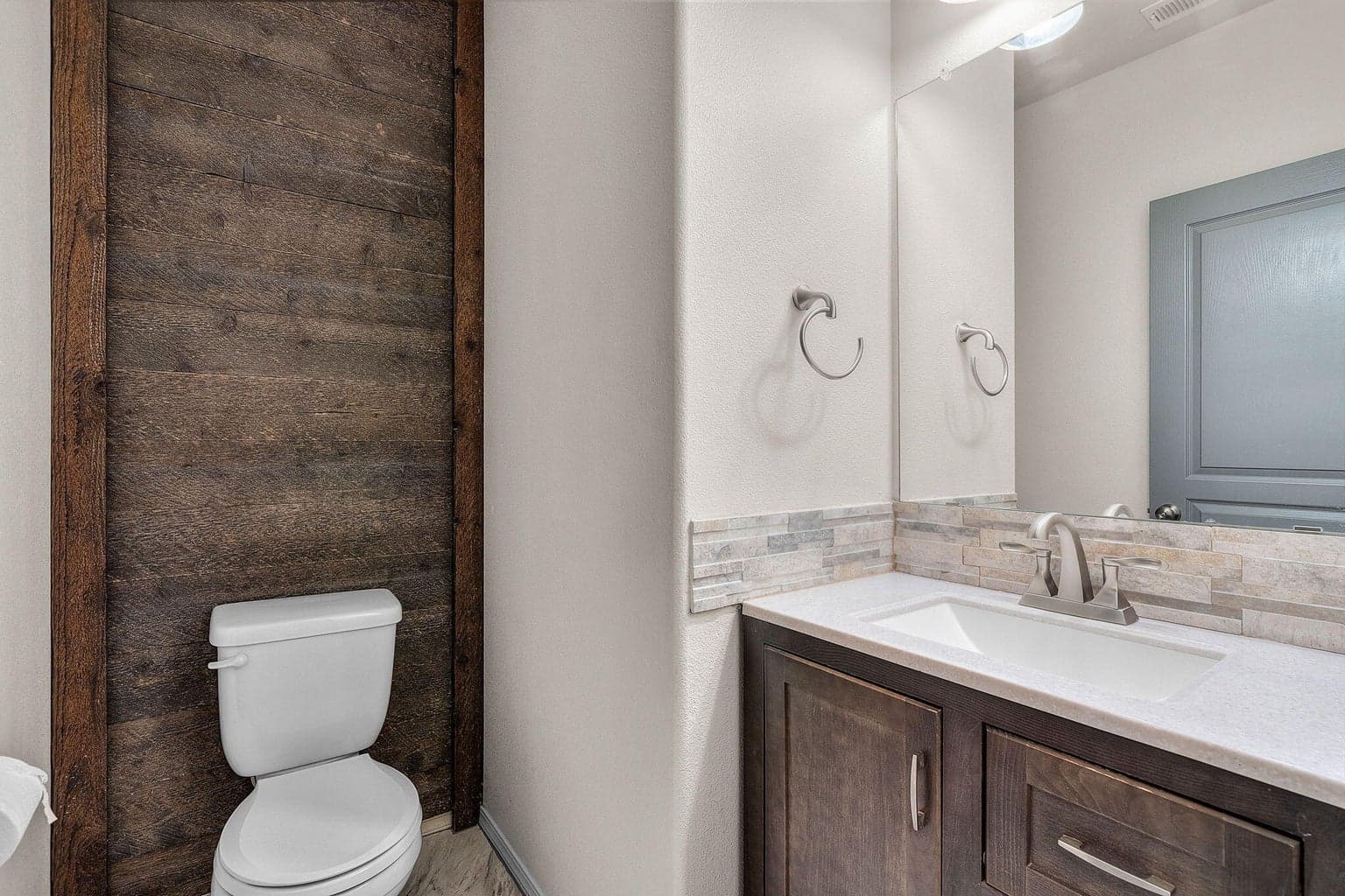 accents on 1/2 bath
