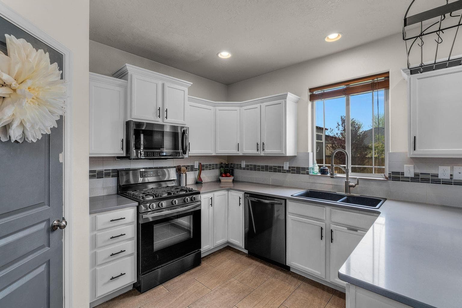 Photo of 3133 SW Evergreen Avenue 16 of 47