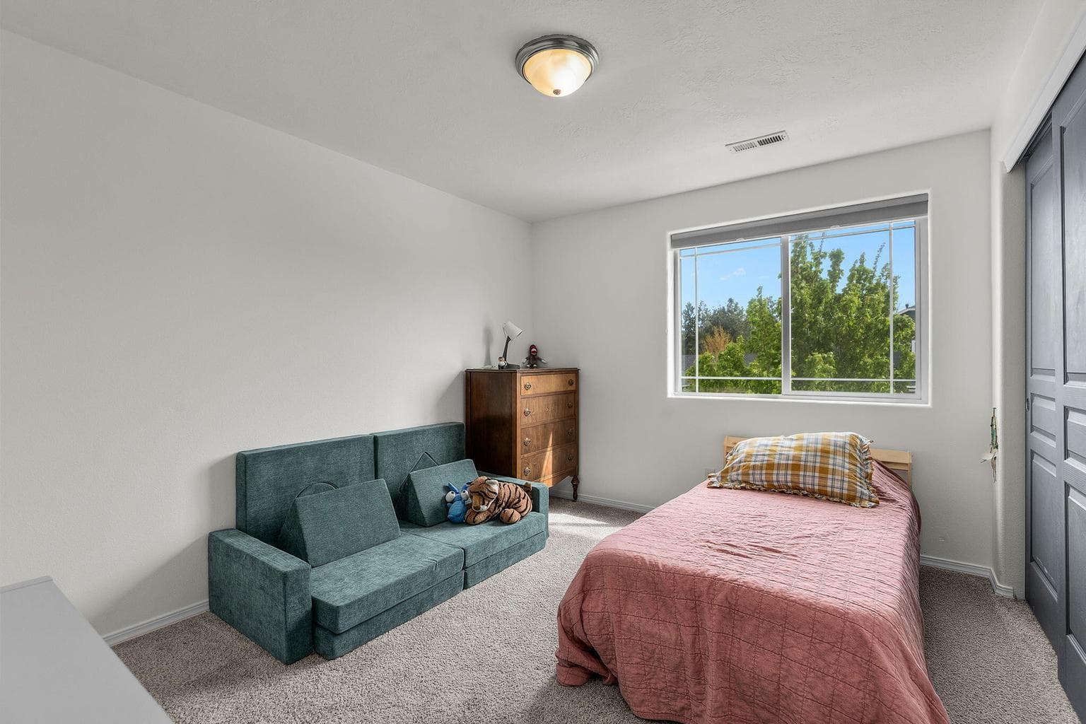Upstairs guest bedroom 1