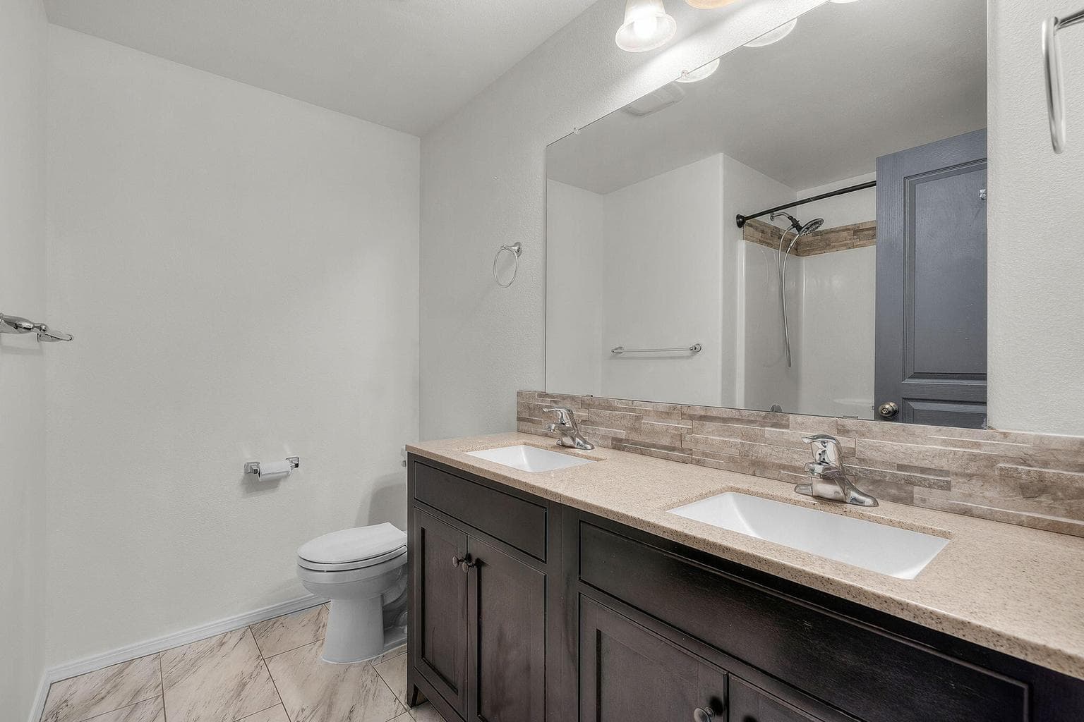 Full guest guest bathroom upstairs