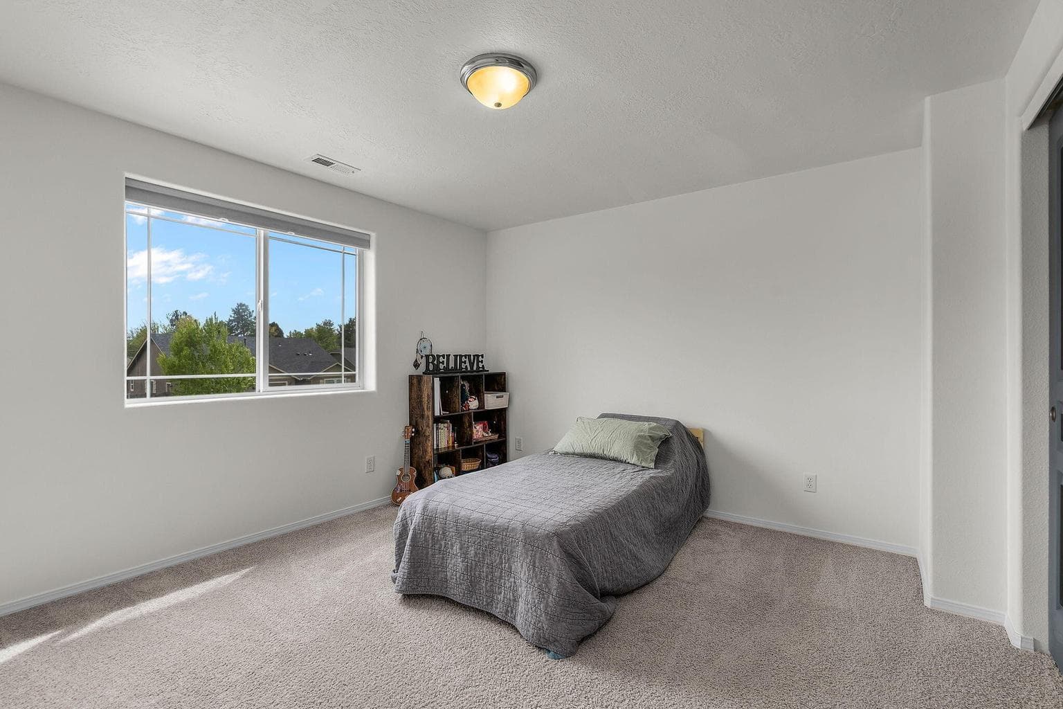 Upstairs guest bedroom 2
