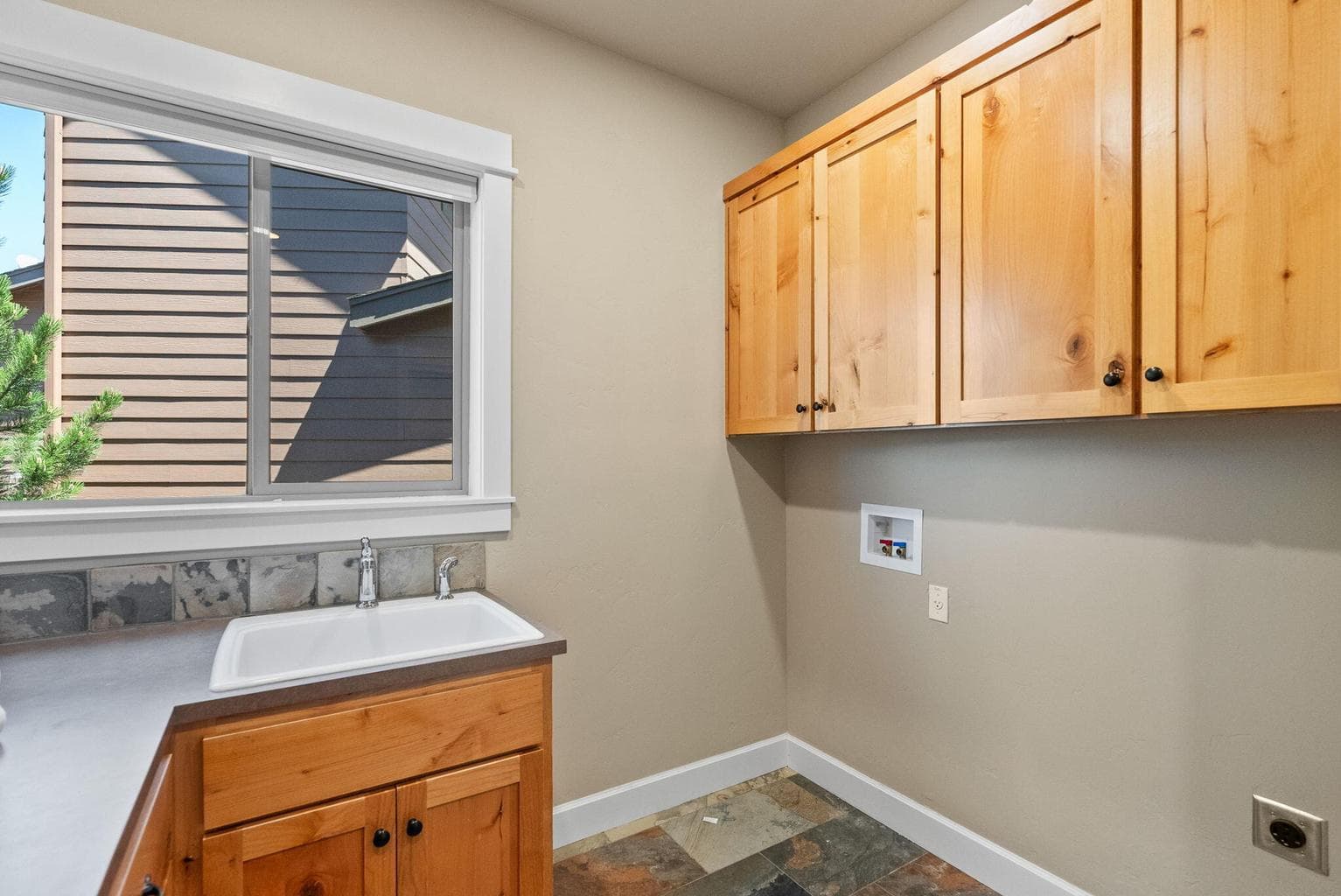 Photo of 626 NW Compass Lane 22 of 50