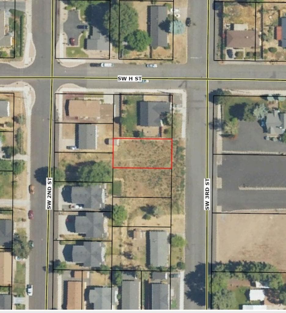 Close to park, school, jobs, church, restaurants. Greatl location for walking to work!