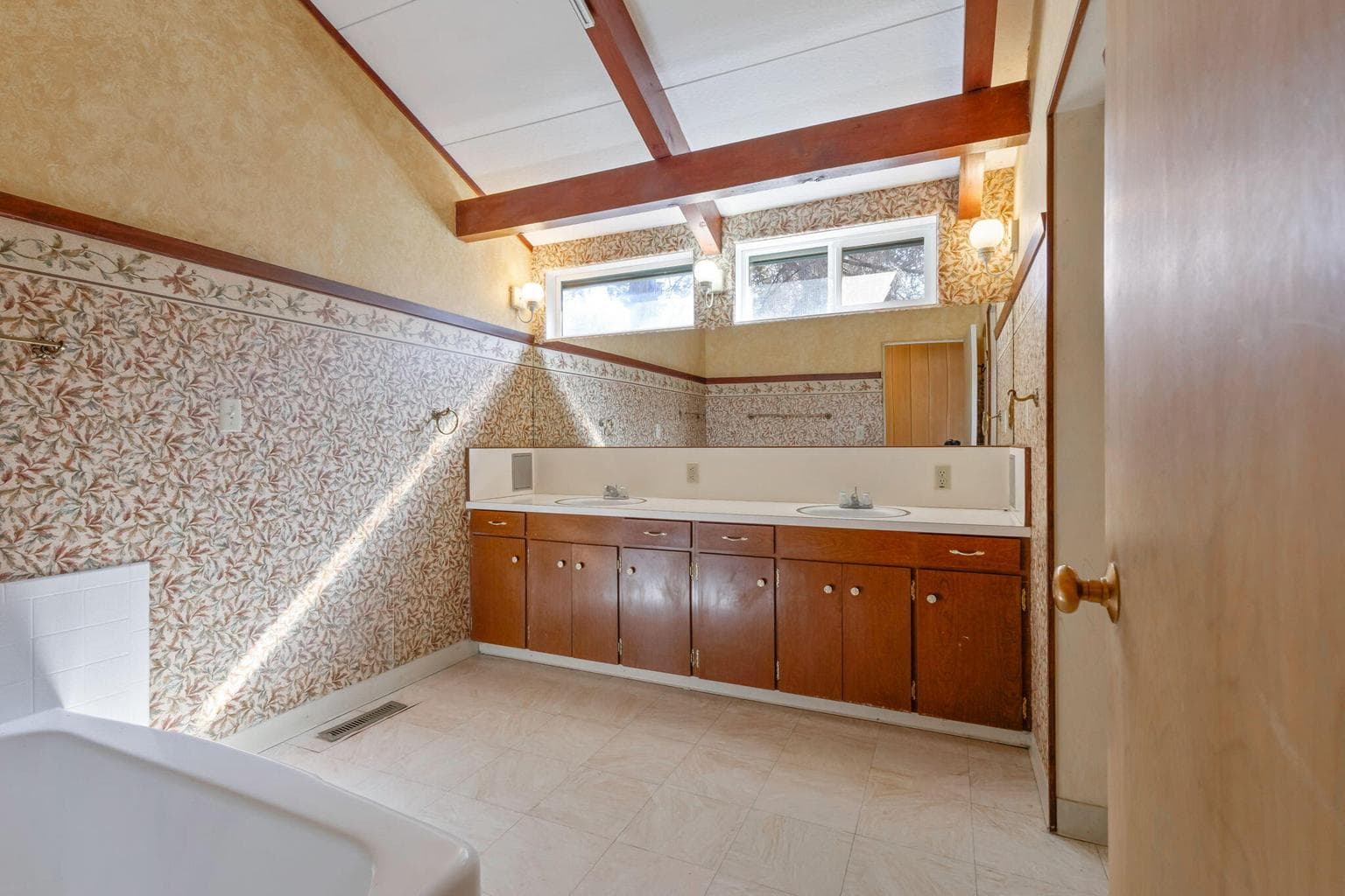 Photo of 915 NE Wyoming Drive 31 of 50