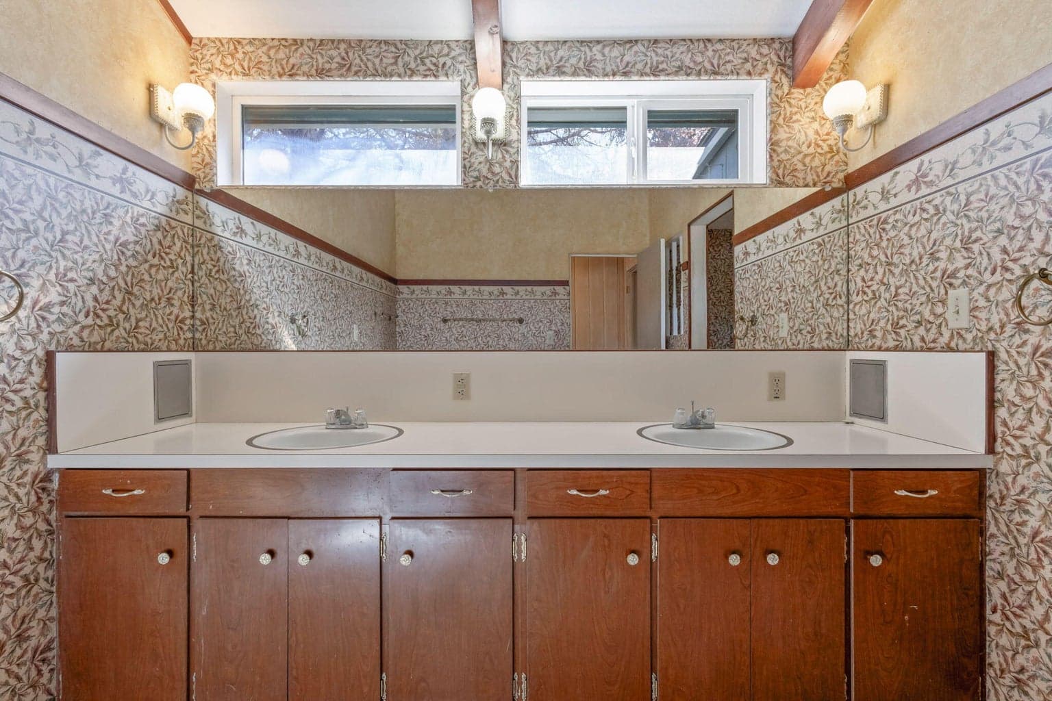 Photo of 915 NE Wyoming Drive 32 of 50