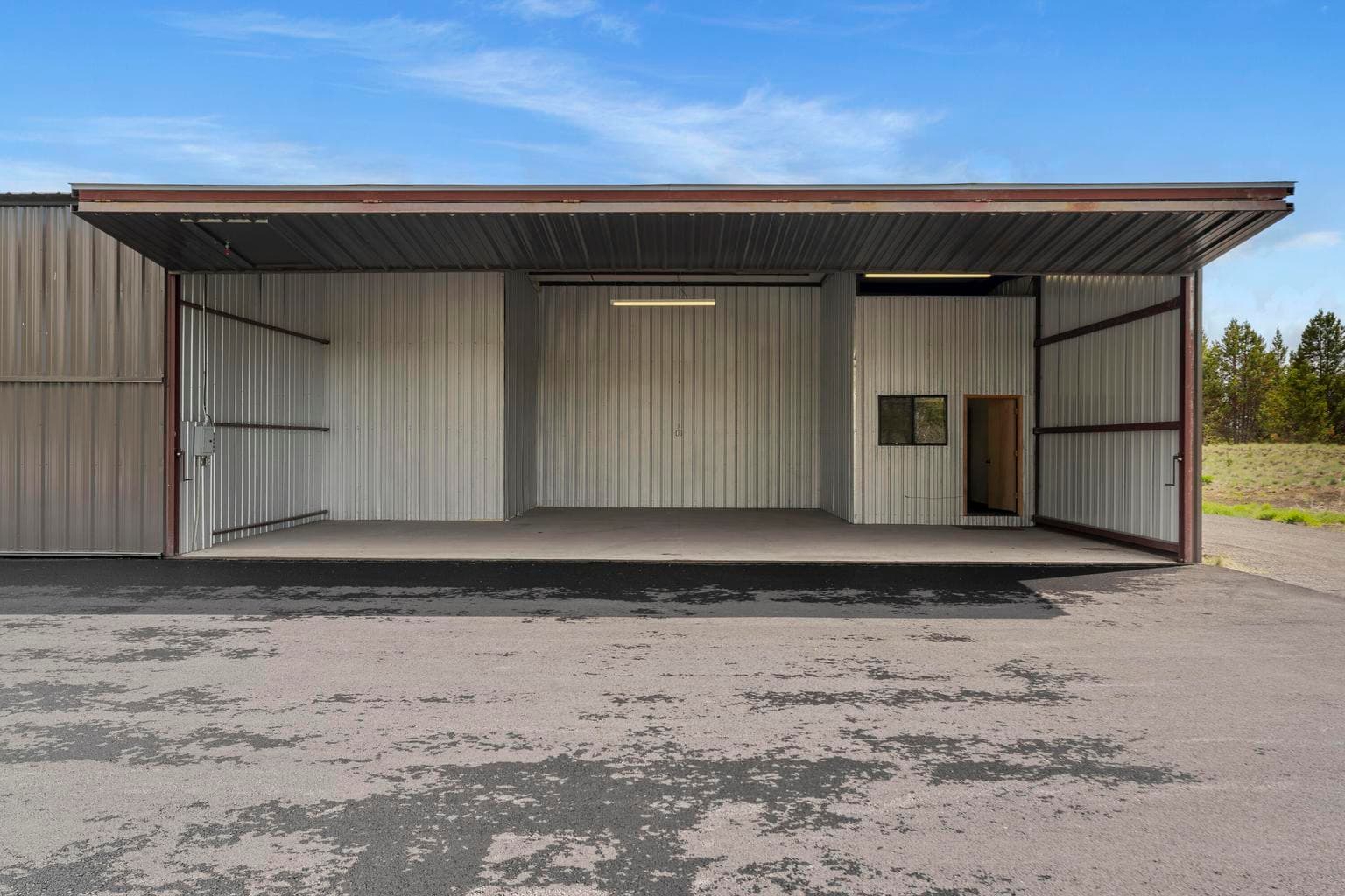 Hanger is approx 40 ft wide and 33 ft deep