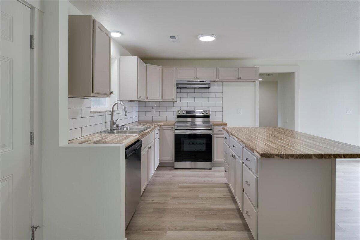 Photo of 2360 SW Salmon Avenue 6 of 23