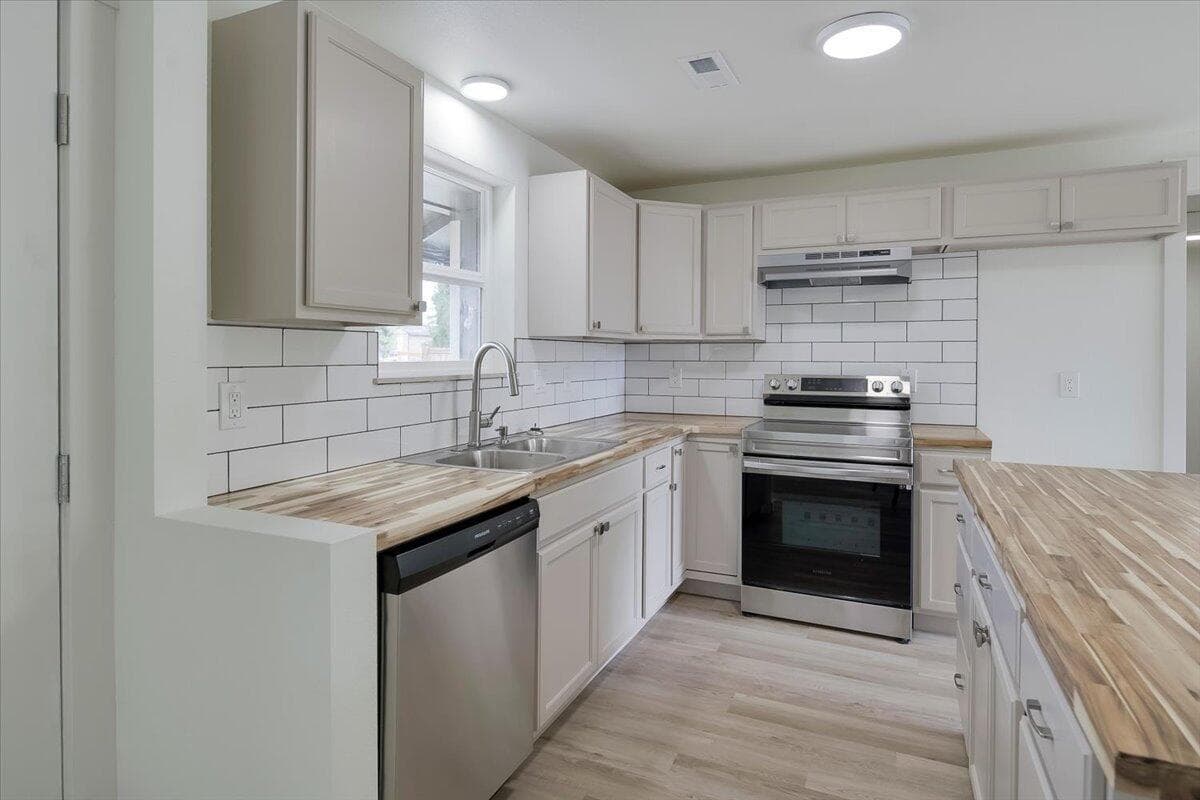 Photo of 2360 SW Salmon Avenue 7 of 23