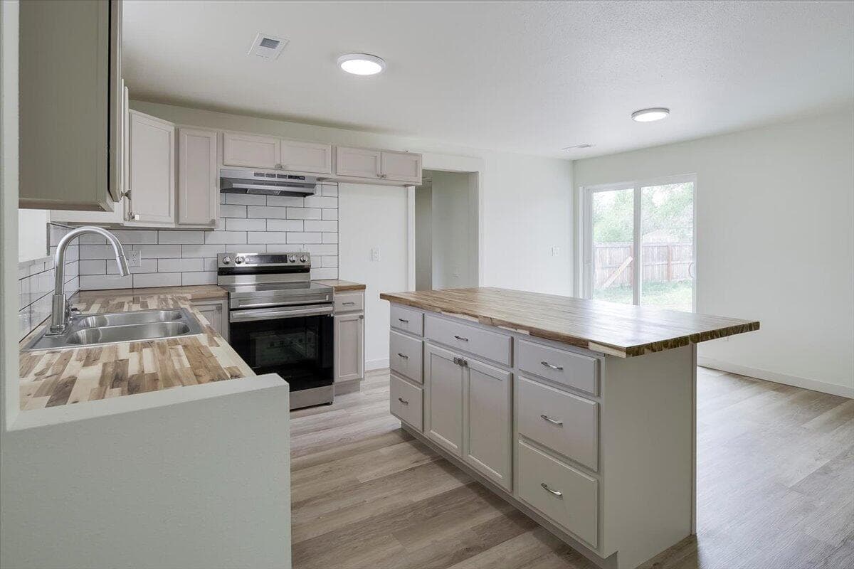 Photo of 2360 SW Salmon Avenue 8 of 23