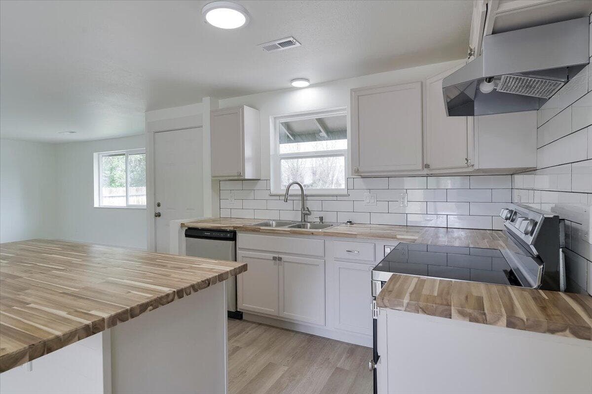 Photo of 2360 SW Salmon Avenue 9 of 23