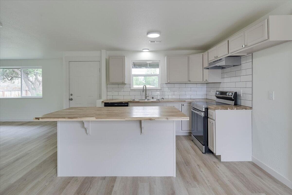 Photo of 2360 SW Salmon Avenue 10 of 23
