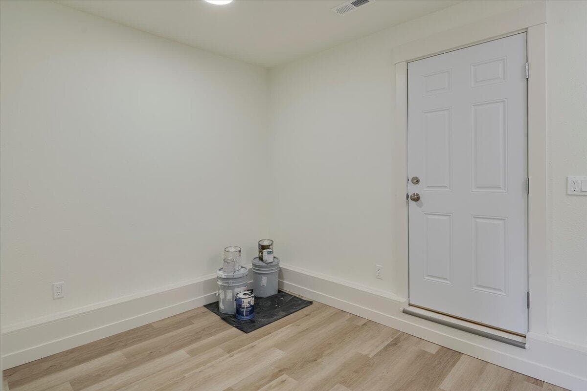 Photo of 2360 SW Salmon Avenue 11 of 23